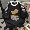 Camiseta Divertida Estampada Patchwork com Três Listras Manga Curta Verão 2026 Novidade Casual Solta Tops para Casal