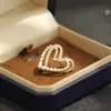 Broche Dupla Camada Coração Doce e Versátil Estilo Coreano, Banhado a Ouro com Strass e Pérolas Artificiais, Broche Coração Pêssego para Mulheres