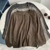 Camiseta Retrô de Manga Longa com Gola Henley e Listras Finas para Mulheres, Fechamento com Meio Botão e Bolso, Versátil em Várias Cores, Peça Básica