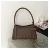 Bolso de hombro para mujer 2026 nuevo modelo de verano, bolso tote de gran capacidad para vacaciones en la playa, bolso tejido artesanal de nicho de alta gama