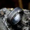 Anillo de moda simple de acero inoxidable y acero de titanio con acabado envejecido al por mayor Anillo retro europeo y americano con letra vikinga y nudo celta
