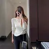 Camada base de tricô falsa de duas peças com senso de design, para usar sozinha ou por baixo, top slim de gola V, novo para outono e inverno feminino J0918Z