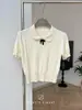 Blusa de verão feminina de tricô cinza de manga curta com gola de boneca, estilo delicado, acinturada, modeladora, top elegante e único