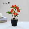 Os fabricantes de decoração de interiores de bonsai de frutas de simulação de estilo pastoral de flores falsas fornecem diretamente flores artificiais uma geração de frutas de azevinho