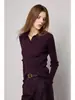JISGN: Una capa base de punto suave y amigable con la piel con un toque de oro, que encarna elegancia y sofisticación.. Hilo Yangzi alemán, cuello POLO