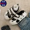 Zapatillas de diseño de alta costura estilo coreano con lunares y velcro para mujer, nuevas sandalias versátiles y transpirables para estudiantes, verano 2026