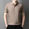 Nova Camisa Masculina de Seda de Gelo Sem Costura de Manga Curta com Stretch em Quatro Direções Listrada de Verão para Jovens Executivos