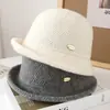 Sombrero de Pescador de Lana Mezclada Tejido Nuevo Otoño e Invierno Versátil Adelgazante para la Cara Bordes Enrollados Pequeños Etiqueta Metálica Versión Coreana