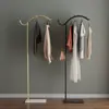 Cabide de Chão Curvo, Suporte de Roupas de Metal com Base de Pedra Sinterizada, Cabide Minimalista Moderno para Quarto ou Hall de Entrada