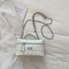Bolsa bordada de nicho super popular para mulheres, nova bolsa de moda 2026 com corrente para ombro e transversal, bolsa pequena quadrada estruturada de mão
