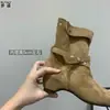 Versão em Pele de Cordeiro Aumento Interno da Altura 4,5 cm Bico Quadrado Pequeno Botas Curtas Botas Cor Marrom Maillard Femininas Podem Ser Usadas de Duas Maneiras Botas Western Cowboy