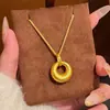 Tienda de Joyería Chapada en Oro Mismo Estilo Colgante de Barra Pequeña de Oro Cepillado para Mujer, Cadena para Clavícula Estilo Ins Lujo Ligero Diseño de Nicho para Viajar