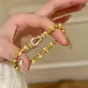 Pulsera Versátil de Moda con Hebilla de Herradura Ojo de Gato con Apertura Ajustable de Nariz de Cerdo, Apilada con Diamantes Brillantes, Textura de Alta Calidad en Oro Arena
