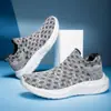 Zapatos Deportivos para Pareja, Transfronterizos Talla Grande Calados Ligeros de Tejido Volador, Slip-On Casuales de Malla, Zapatos Transpirables