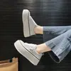 Zapatillas blancas versátiles de plataforma de suela gruesa para aumentar la altura para mujer, nuevo estilo coreano de otoño 2025, zapatillas casuales de moda, zapatos populares para mujer