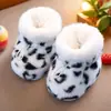 Zapatos para bebé invierno 0-3-6 meses zapatos de suela suave 9 calcetines más terciopelo cálidos zapatos de algodón pies de recién nacido no se caen zapatos protección