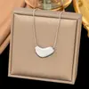 [Collar de Acero de Titanio Dorado + Color Acero] Moda de Lujo Ligero para Mujer El Más Fácil de Combinar Cadena para Clavícula Collar de Amor de Nicho de Gama Alta