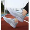 Zapatillas de Running de Malla Transpirable Fly-Knit para el Examen Físico de Estudiantes de Secundaria de Principios de 2025, Zapatillas Deportivas Casuales, Cómodas y Versátiles
