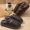 Novas pantufas masculinas de algodão para outono e inverno, quentes e felpudas para uso doméstico, couro PU interno, à prova d'água, resistentes à sujeira, com sola grossa, pantufas antiderrapantes para homens