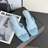 Chinelos com separadores de dedo e bico quadrado, saltos altos com saltos finos baixos (kitten heels), chinelos para uso externo com saltos baixos, sandálias de calçar, sapatos de gelatina