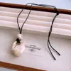 Collar con Colgante de Acrílico en Forma de Gota de Agua y Cuerda de Cera Estilo Vintage Cadena Sencilla de Moda Retro para Suéter Collar Elegante de Nicho para Mujer