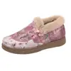 Zapatos de Tela Nuevos de Invierno Estilo Old Beijing Zapatos de Algodón para Madre Nuevo Estilo Étnico Chino Bordados Con Felpa Adentro Cálidos Antideslizantes Zapatos de Algodón para Mujer