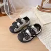 Sapatos de Menina Tênis Esportivo Infantil 2026 Outono Novo Estilo Sapatilha de Lona com Biqueira de Concha para Bebê Sapatos Casuais com Bolinhas Prateadas
