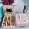 [Caja de Joyería Espejo con Letras Bordadas] Caja de Joyería con Letras del Alfabeto (26) Espejo Simple para Joyería Portátil para Viajes Venta Caliente