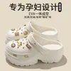 Sapatos com Furos Femininos 2024 Novos Antiderrapantes Resistentes a Odores Sola Grossa para Uso Externo Sensação de Pisar em Merda Sandálias Fechadas Fashionáveis de Verão