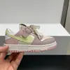 Zapatillas AJ versátiles de estilo coreano para niña, color rosa oscuro, decorativas con cordones delanteros, otoño 2026, zapatos planos pequeños de punta dividida sintética