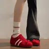 Tênis de treino alemães vermelhos retrô de sola reta para mulheres, modelo novo 2026, com aumento interno de altura, versátil para combinar com saias, tênis casuais de sola macia