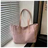 Bolsa de mano informal de gran capacidad estilo coreano, nuevo modelo verano 2026, bolso de hombro para llevar bajo el brazo con diseño texturizado de estrella y lunares