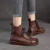 Outono/Inverno 2026 Botas de Combate Estilo Étnico Retrô Femininas Couro Macio Moda Versátil Solado Macio Cabedal Macio Confortável Bico Redondo Sapatos para Mãe