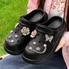 Sapatos com Furos Fofos de Solado Grosso Feminino Novo Estilo Venda Quente Verão Uso Externo Sensação de Nuvem Solado Grosso Antiderrapante Bico Fechado Sandálias de Praia