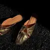 Primer Encuentro con el Zapato de Medio Uso Cuadrado Hueco Plisado de Estilo Francés con Hebilla Metálica, Adecuado para que las Mujeres lo Usen Afuera en Verano