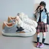 Zapatillas de concha para niños 2026 otoño nuevo estilo coreano zapatos para niñas para niños mayores con suelas blandas y diseño desgastado con estampado de estrellas zapatos de moda