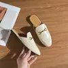 Mule Meia-Sapatilha Baotou em Estoque Transfronteiriço para Mulheres, Uso Externo de Verão, Fivela de Metal, Couro Macio, Sola Lisa, Chinelos Slip-On Preguiçosos para Uso Doméstico e Externo