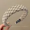 2026 Nuevo Estilo Diadema de Mujer Plisada de Ala Ancha Sensación de Alta Gama Cubre la Parte Superior del Cráneo Hace que la Cara se Vea Más Pequeña Cubre la Raya del Cabello Pinza para el Cabello Accesorio para el Cabello