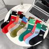 Calcetines de color de contraste personalizados para mujer, calcetines de media pantorrilla para mujer, con etiqueta de tela de letras de moda, calcetines de felpa, estilo de celebridad de Internet, estilo callejero, medias deportivas