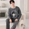 Pijama de algodão masculino à pronta entrega, manga longa, calça longa, novo estilo outono, gola redonda, sem fecho, casual, pode ser usado fora de casa, conjunto de duas peças para ficar em casa