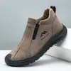 Sapatos de algodão com lã e forro de fleece para o inverno com solas de pneu, botas de algodão slip-on para exterior, à prova de vento, à prova de chuva, à prova de neve, sapatos de pai, botas de neve masculinas