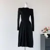 Vestido suéter de punto de calidad para comercio exterior de mujer, otoño e invierno, cuello semi-alto, entallado en la cintura, plisado, bajo amplio, vestido línea A para mujer