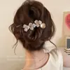 Presilha de Cabelo Torcida com Pérolas e Flores de Alto Padrão para Mulheres 2026 Novo Modelo Elegante Acessório de Cabelo para a Parte de Trás da Cabeça