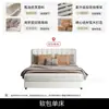 Cama tapizada de rayas verticales minimalista moderna, patas metálicas finas de color blanco roto, cama doble de 1.8 metros para dormitorio principal, cama de bodas minimalista italiana