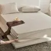 Falda de cama de felpa de leche clase A Color sólido Cubierta de cama Pieza única Artículo único Juego de ropa de cama de felpa de coral Juego de tres piezas Dormitorio Engrosado Cálido Invierno