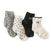 Calcetines infantiles de otoño e invierno para niñas dopamina, dulces nuevos calcetines infantiles de media pantorrilla con lunares negros, blancos y grises y encaje