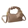 Bolsa Feminina de Design de Nicho Popular Transfronteiriça Bolsa de Mão Plissada com Padrão de Pedra Nova Moda Texturizada Bolsa Quadrada Pequena de Ombro