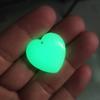 Colgante de corazón de piedra luminosa de colores, joyería de piedra luminosa, material de letras, accesorios, piedra fluorescente, amor