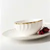 Platos para bistec de porcelana ósea repujada con borde dorado estilo europeo al por mayor, platos de cena estilo occidental, platos para servir para el hogar, juegos de regalo para hoteles y cuencos y platos de cerámica personalizados