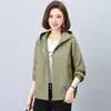 Jaqueta curta casual com capuz para mulheres, novo estilo primavera/outono 2026, petite e estilosa, que rejuvenesce, top jaqueta para mães de meia-idade e idosas